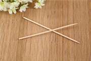 Assorted bamboo BBQ skewers, 20 cm long, great for camping and barbecues.